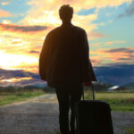 Hombre dejando el hogar