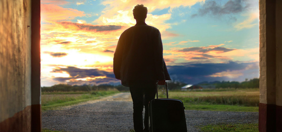 Hombre dejando el hogar